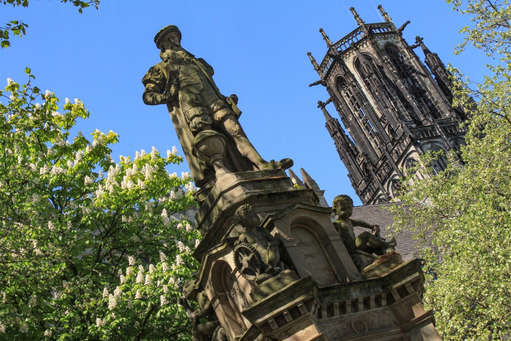 Duisburg; Mercatorbrunnen und Salvatorkirche