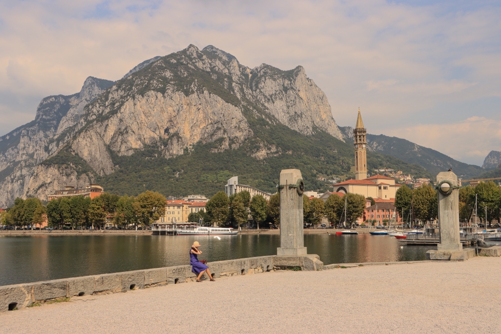 Lecco; Uferpromenade mit Monte San Martino