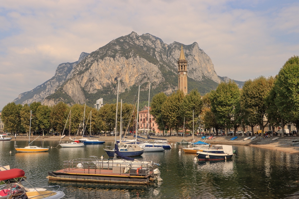 Lecco; Uferpromenade mit Monte San Martino