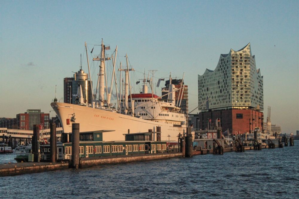 Hamburg; Cap San Diego und Elbphilharmonie
