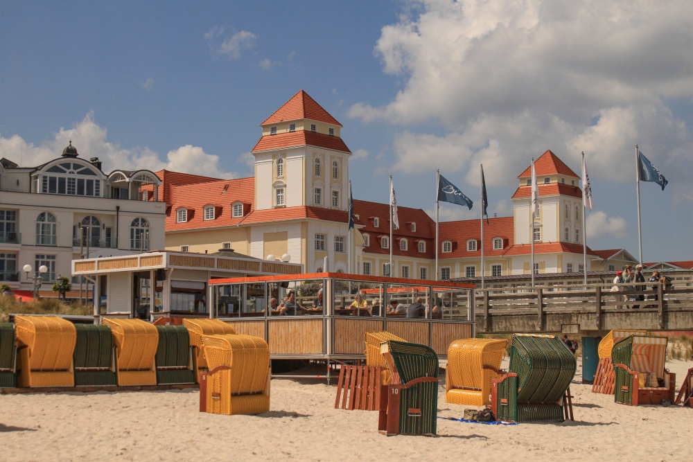 Ostseebad Binz auf Rügen; Strand am Kurhaus