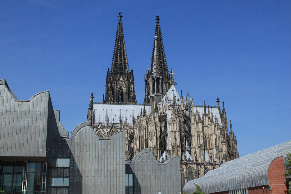 Köln; Domblick mit Philharmonie