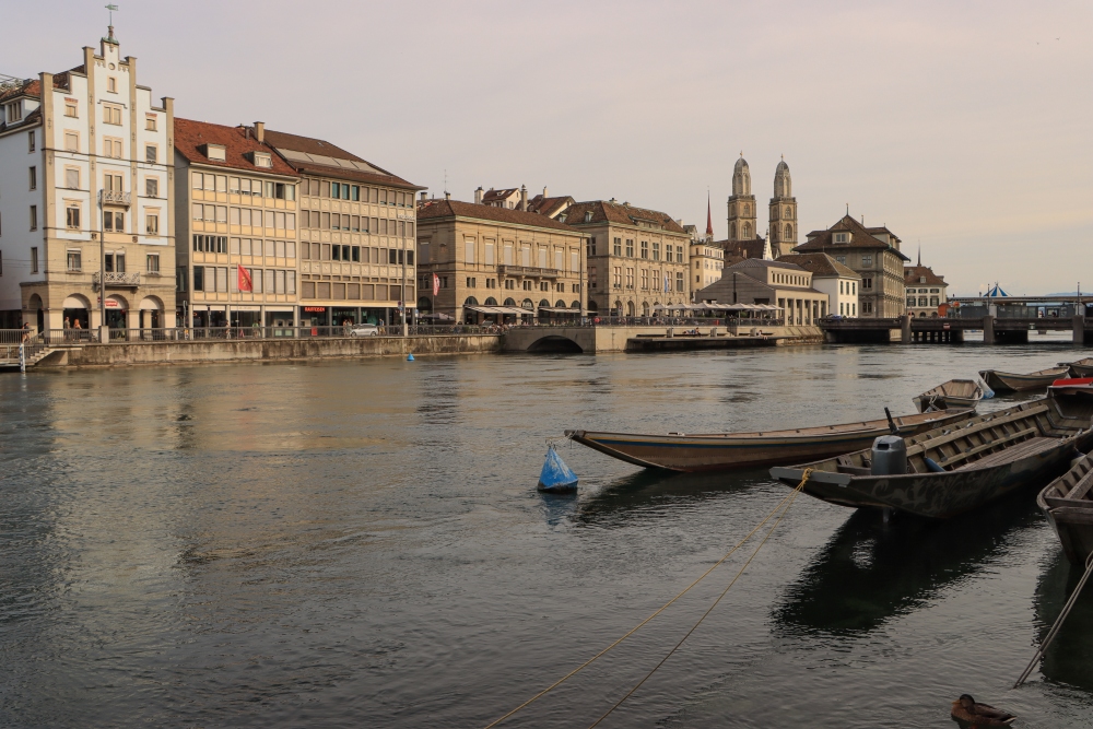 Zürich; Altstadtufer an der Limmat mit Großmünster