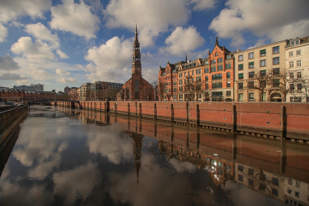Hamburg; Zollkanal mit St. Katharinen