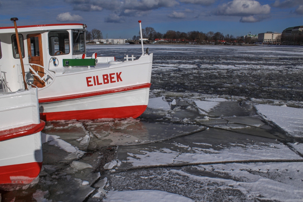 Hamburg; Alsterdampfer im Eis