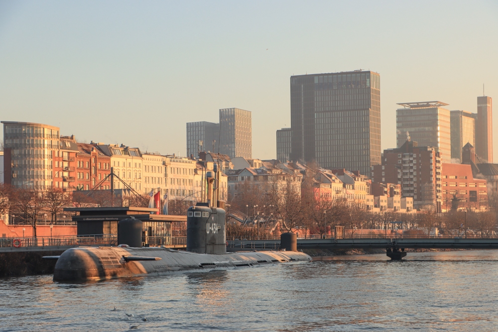 Hamburg; Hafenstraße mit U-Boot