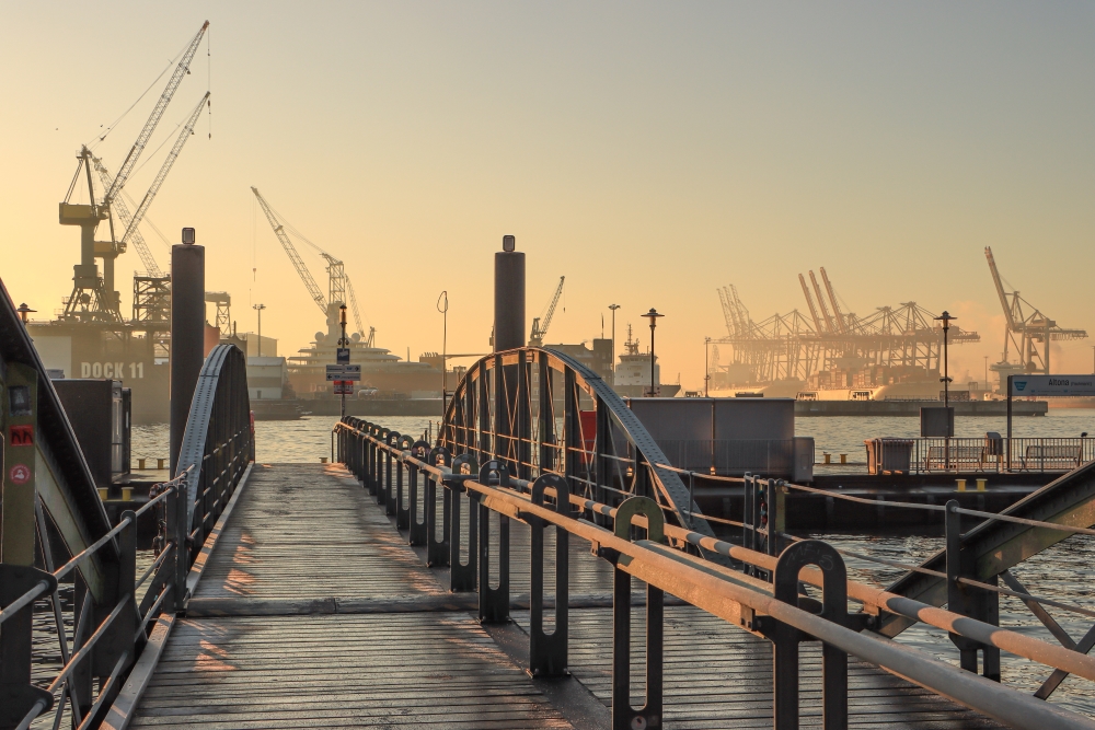 Hamburger Hafen; Blick vom Anleger Altona