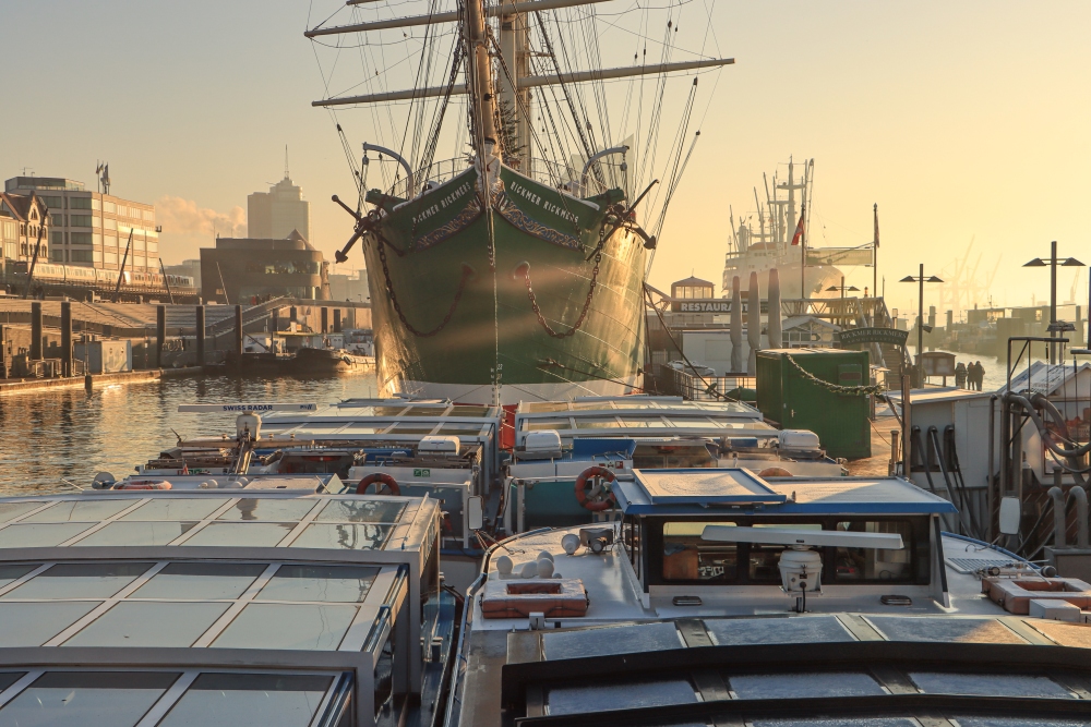 Hamburger Hafen; Barkassen und Rickmer Rickmers