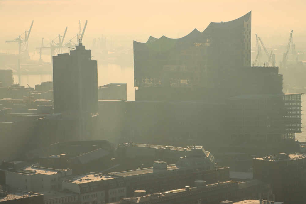 Hamburg; Silhouette der Elbphilharmonie vom Michel