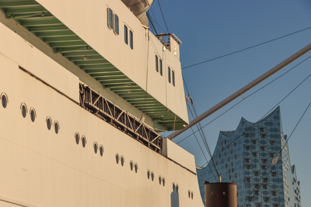 Hamburg; Cap San Diego und Elbphilharmonie