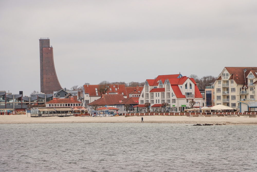 Ostseebad Laboe; Strand mit Marine Ehrenmal
