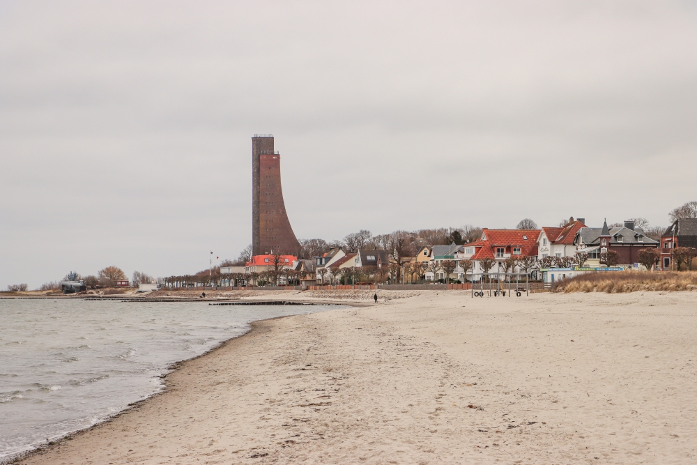 Ostseebad Laboe; Strand mit Marine Ehrenmal