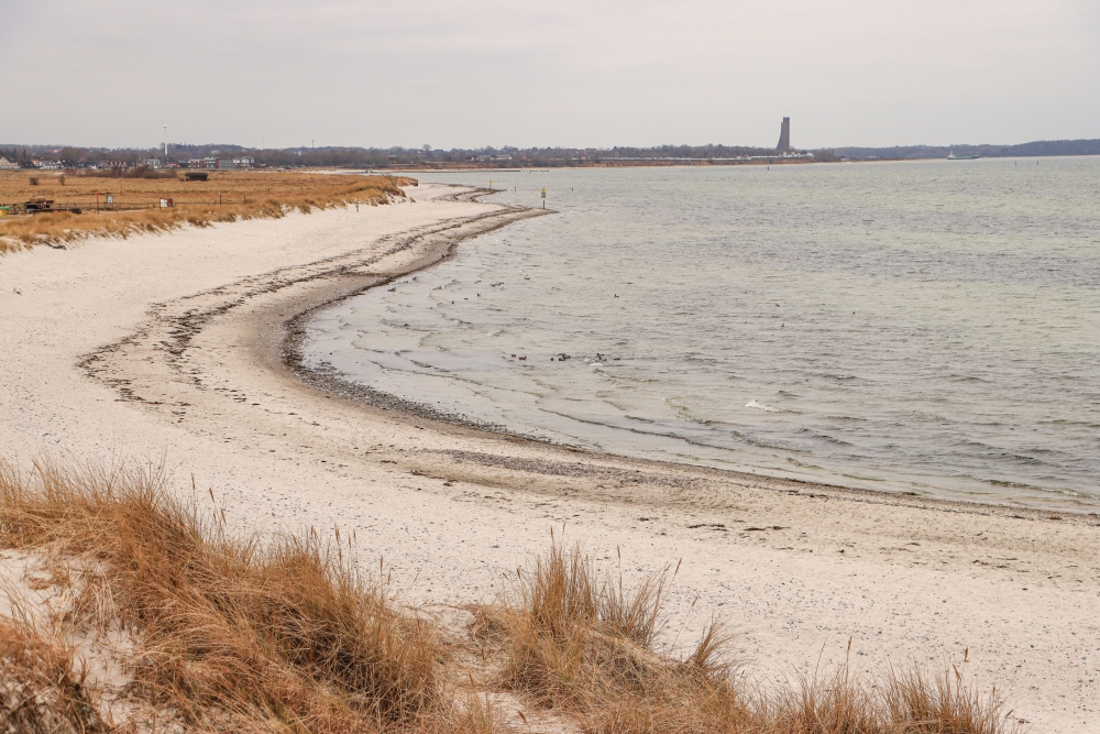 Ostseebad Laboe; Strand mit Marine Ehrenmal