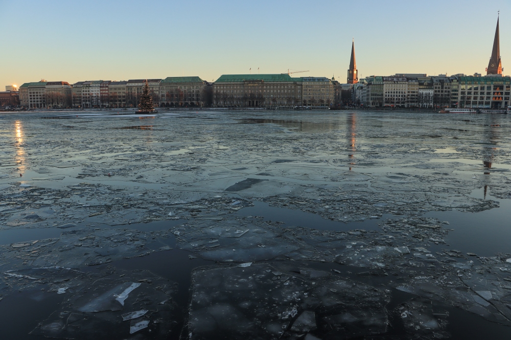 Winter in Hamburg; Binnenalster mit Ballindamm