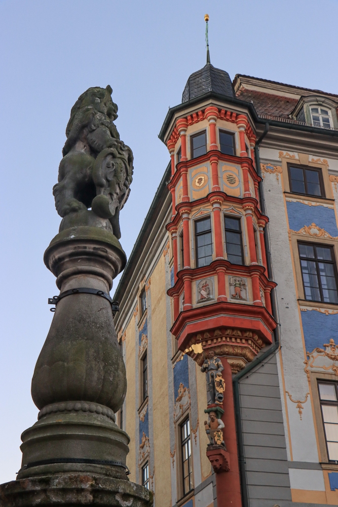 Coburg; Sprenglerbrunnen und Erker am Markt