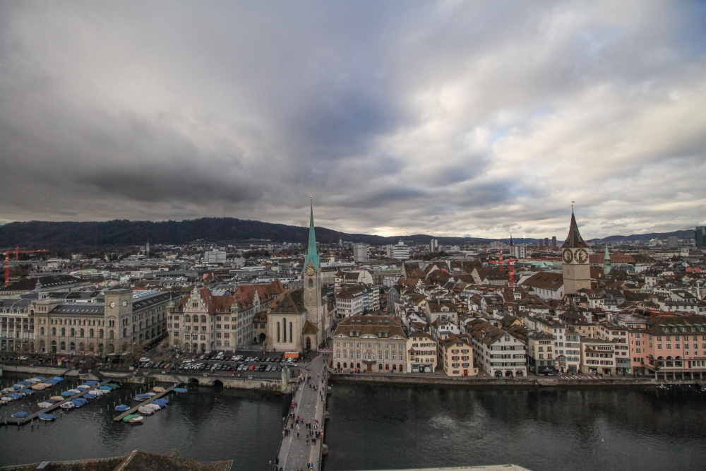 Zürich; Limmatufer mit Fraumünster und St. Peter