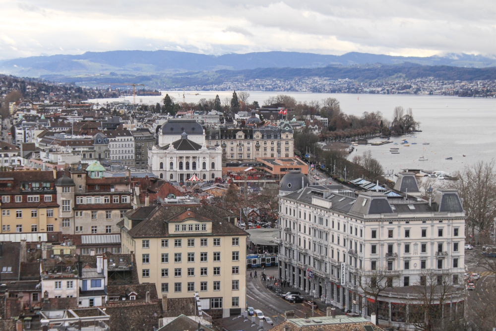 Zürich; Sechselätenplatz mit Opernhaus und Zürichsee