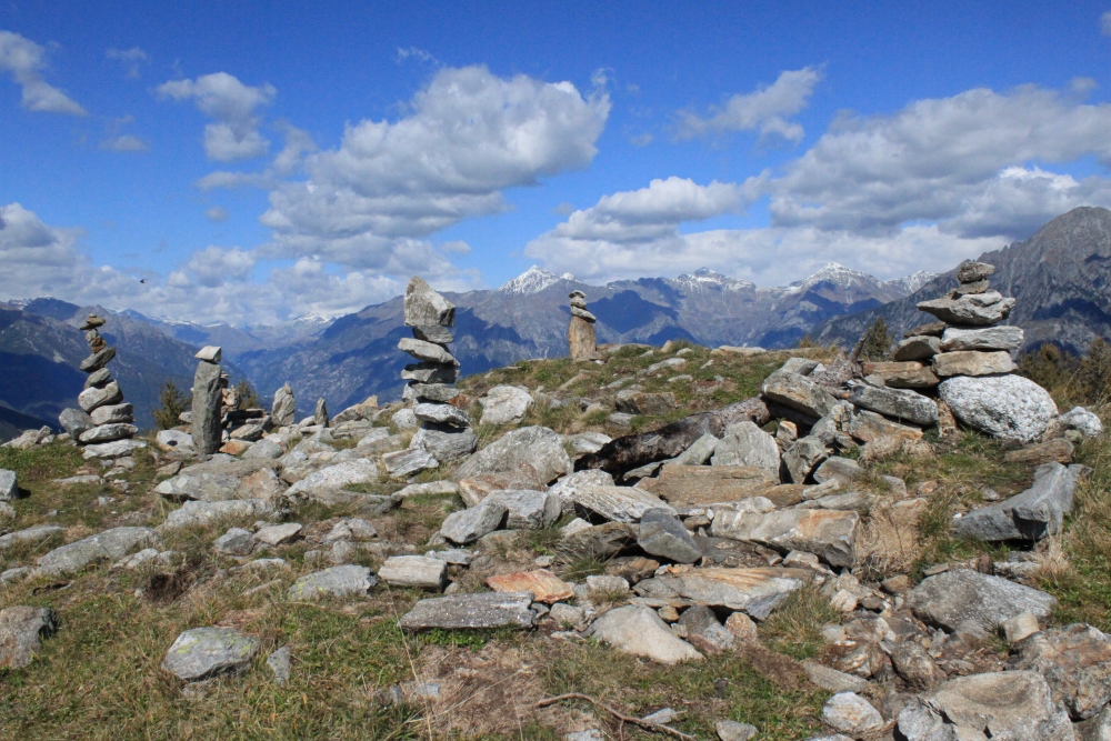 Steinmandl vor Alpenkulisse