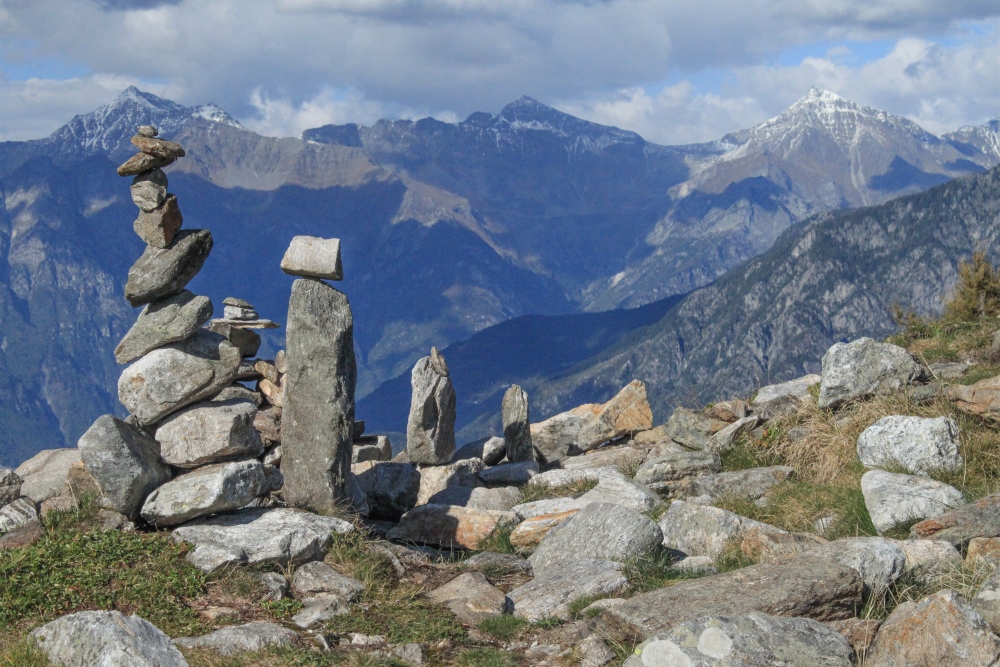 Steinmandl vor Alpenkulisse