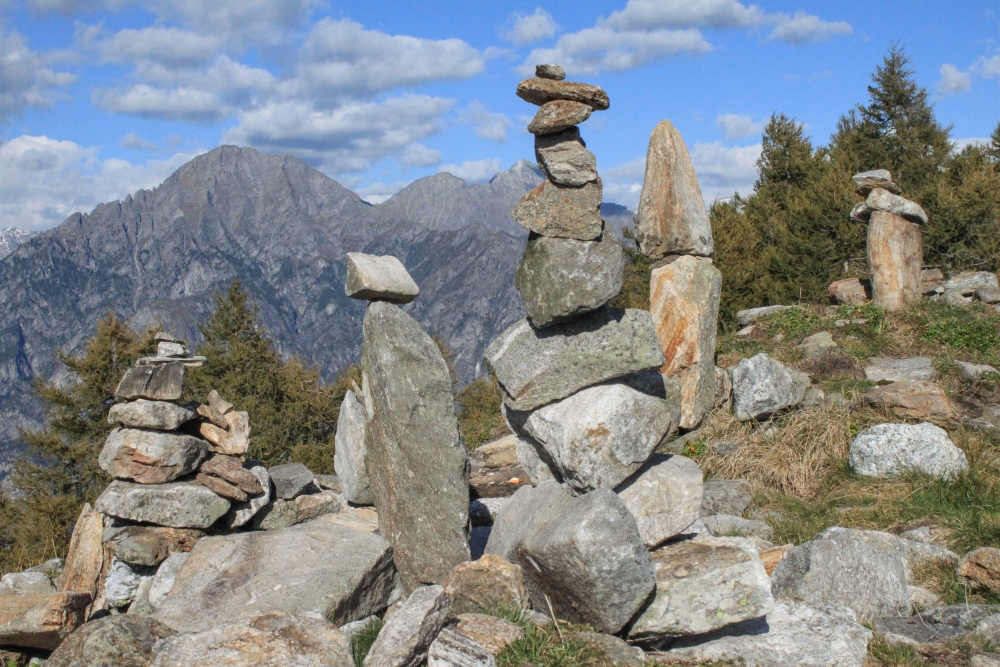 Steinmandl vor Alpenkulisse