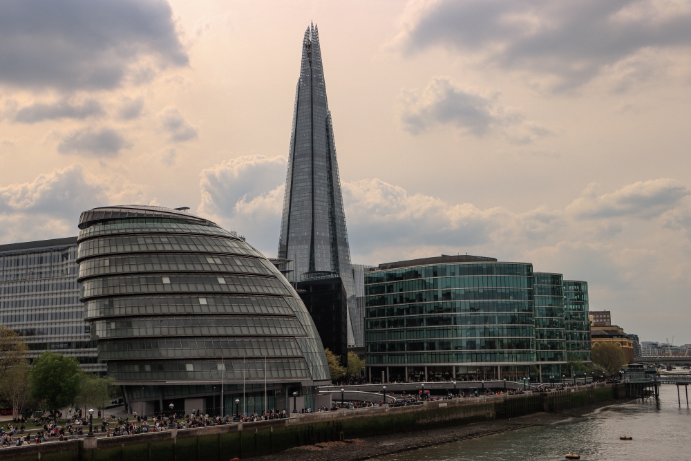 London, Queens Walk mit City Hall und The Shard
