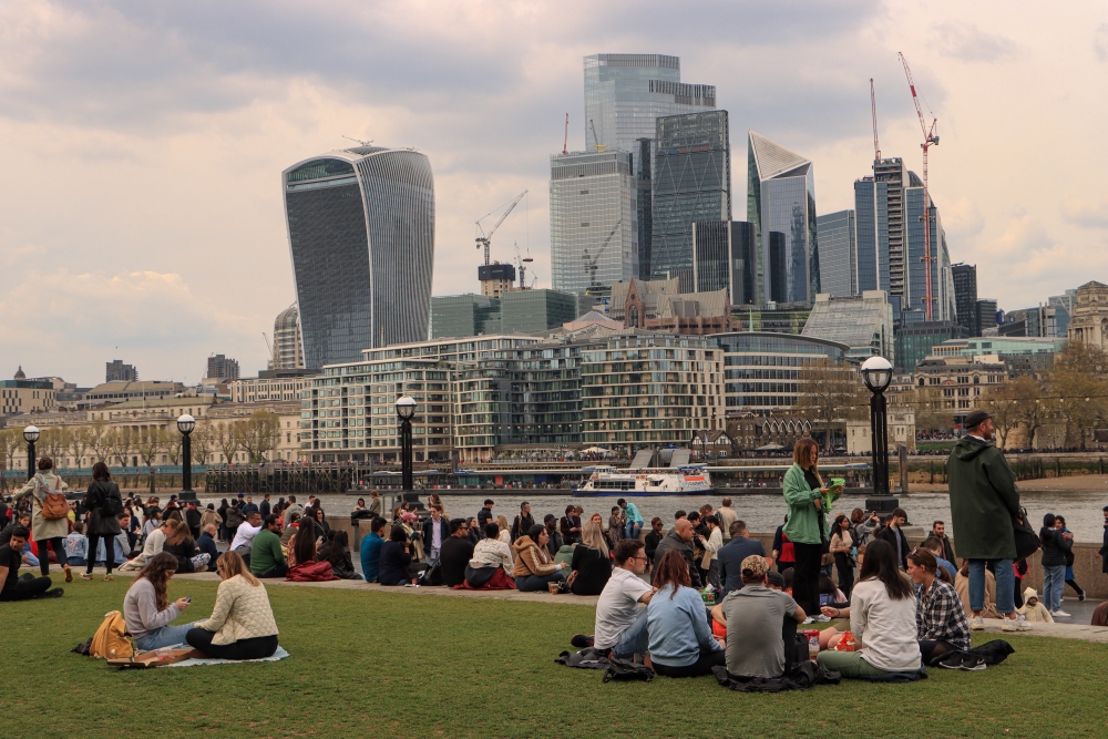 London, Queens Walk vor der City Skyline
