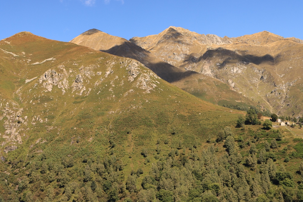 Idyllische Alpenlandschaft am Comer See mit Monte Duria