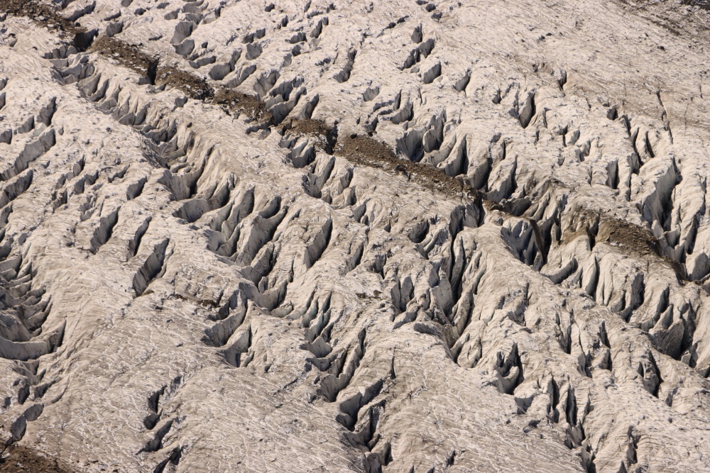 Bernina-Alpen; Schutzlose (schneefreie) Gletscherfläche am Persgletscher