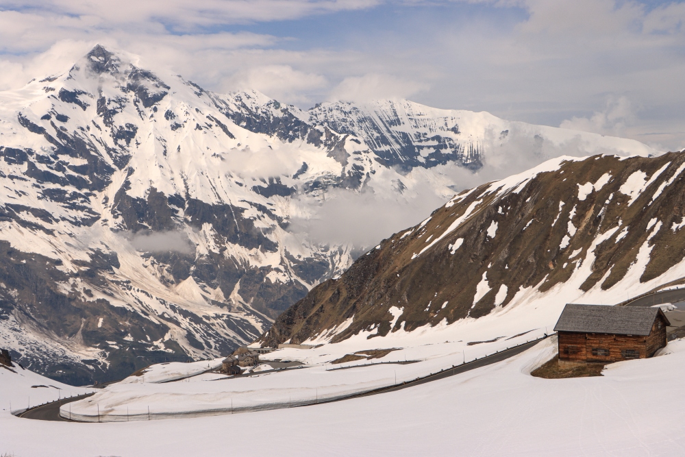 Großglockner-Hochalpenstraße am Fuscher Törl mit Wiesbachhorn
