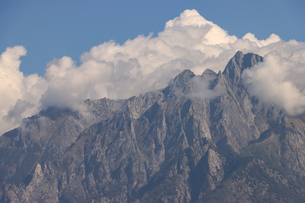 Sasso Manduino (Bernina-Alpen) über dem Comer See