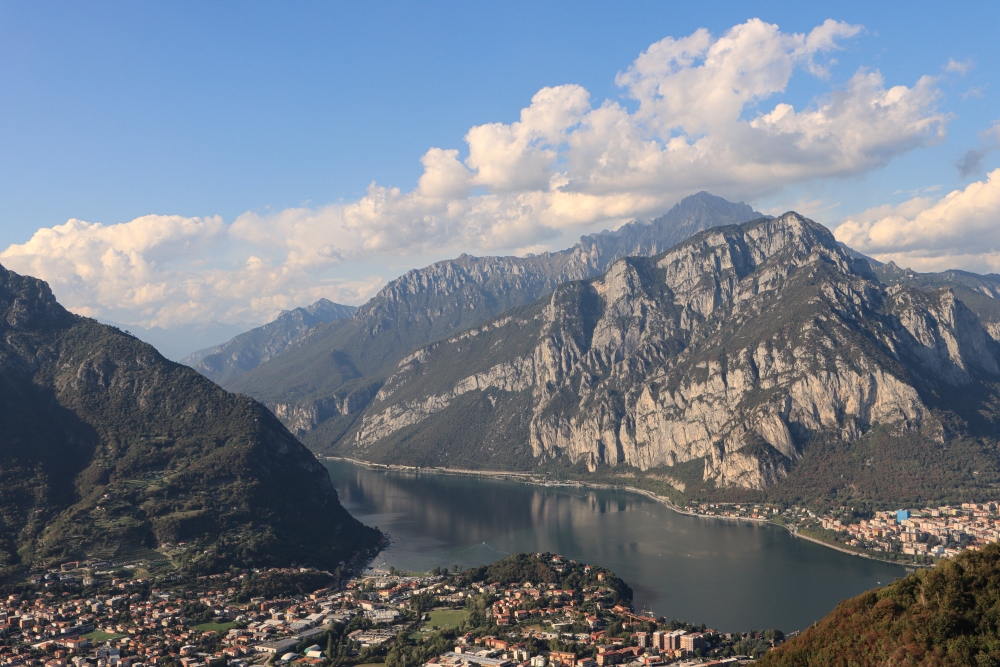 Lago di Lecco mit Monte Coltignone