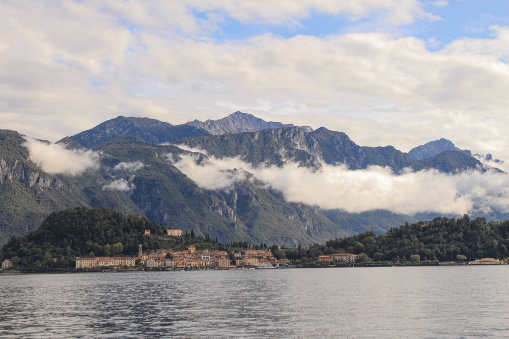 Comer See mit Bellagio, überragt vom Grigna-Massiv