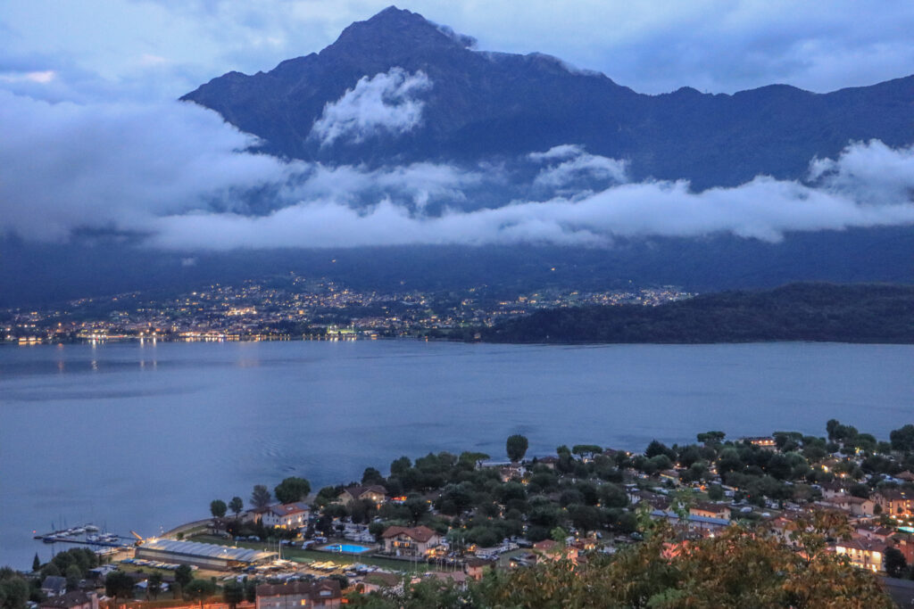 Lago di Como; Blick über Domaso zum Monte Legnone