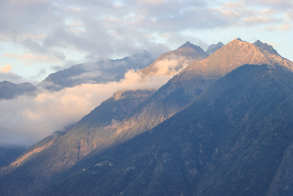Alpengipfel im Abendlicht; Monte Bassetta und Monte Brusada (Bernina Alpen)