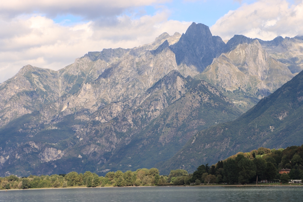 Lago di Como; Blick vom Lido in Colico auf den Sasso Manduino