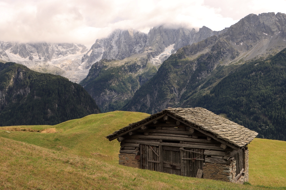 Bergell; Alpe Tombal und Bergkulisse