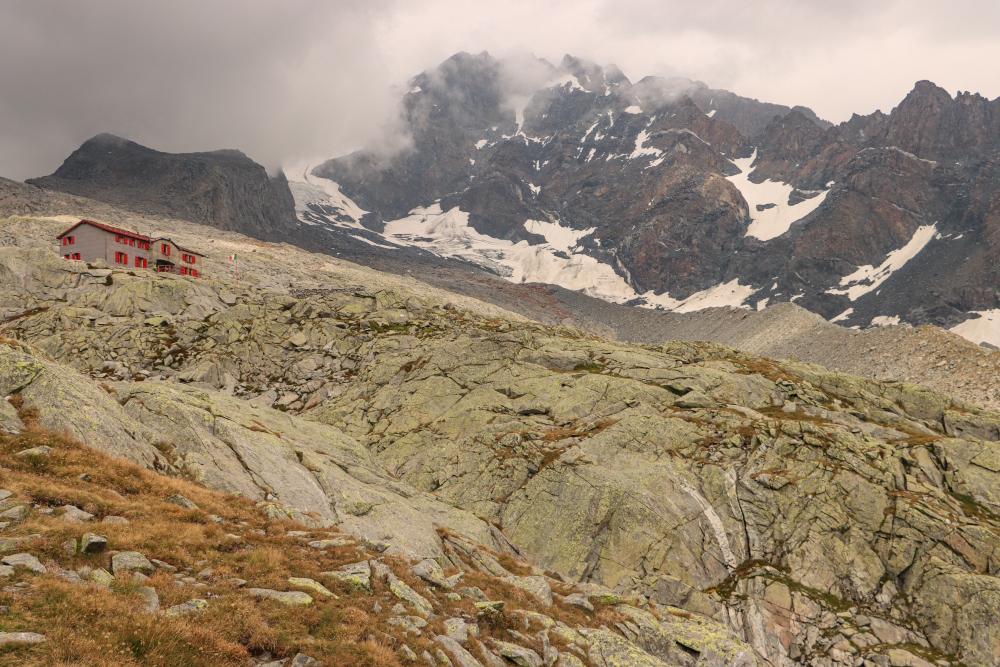 Rifugio Ponti und Monte Disgrazia mit Moränen