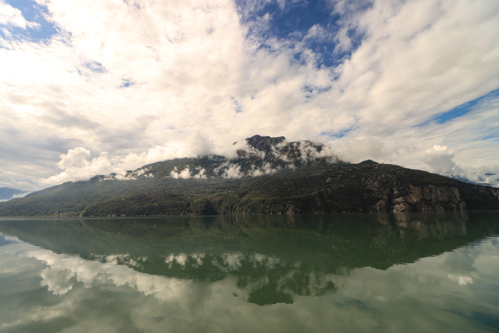 Lago di Mezzola mit Monte Berlinghera