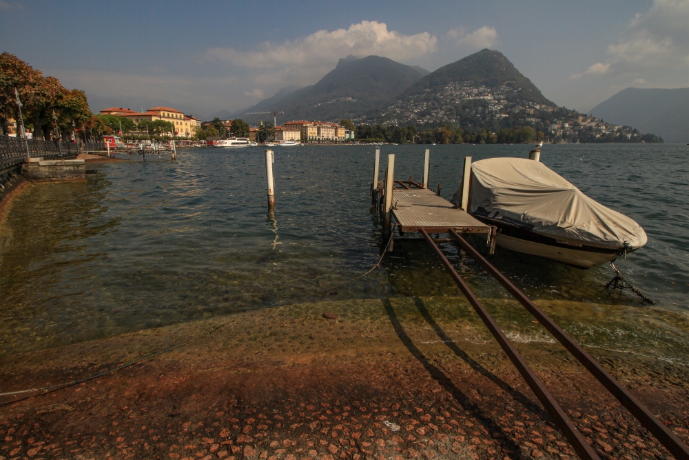 Lugano; Seeufer mit Monte Brè
