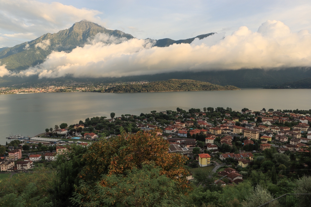 Comer See mit Domaso und Monte Legnone