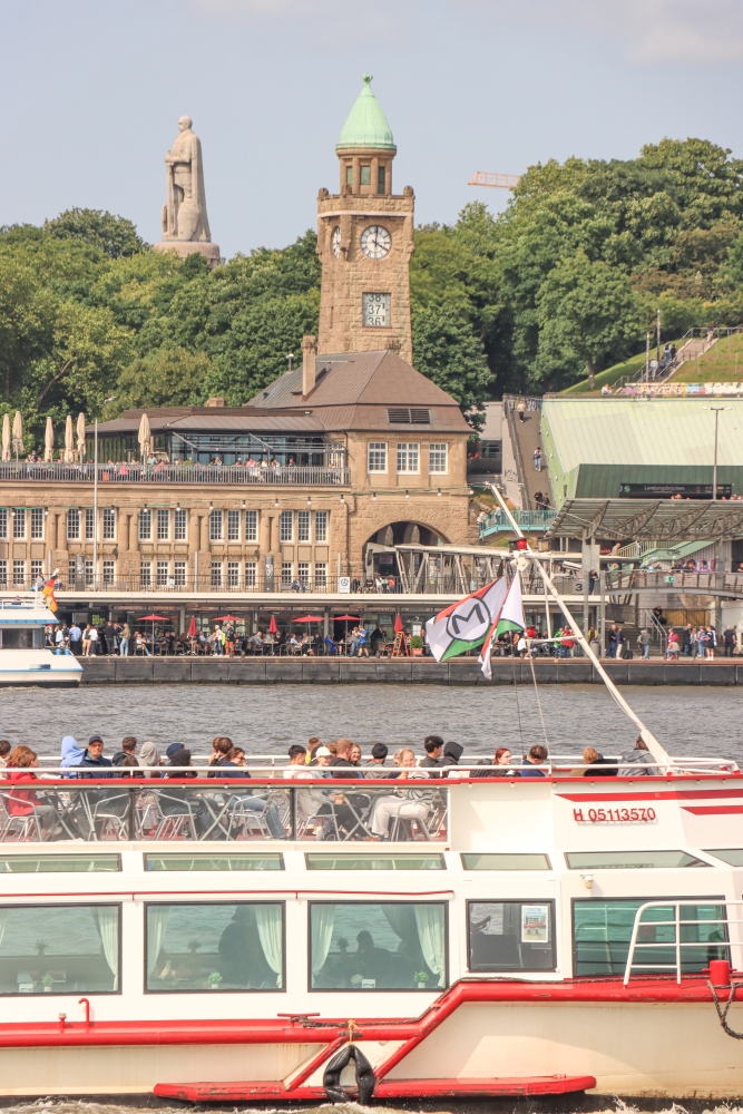 Hamburg, St. Pauli Landungsbrücken mit Bismarck-Denkmal