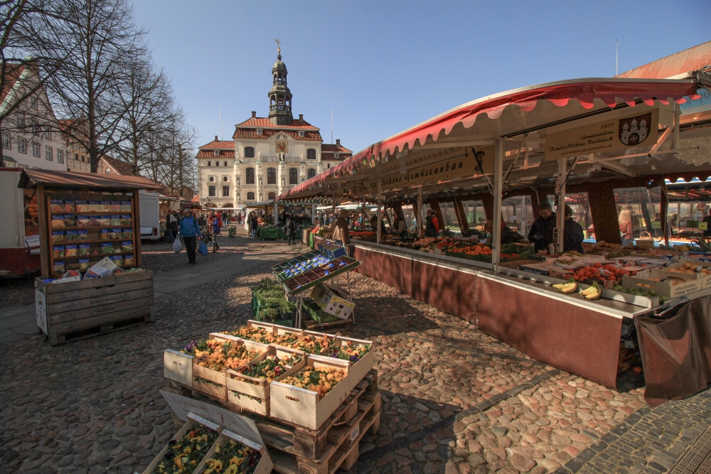 Lüneburg; Markttreiben am Rathaus