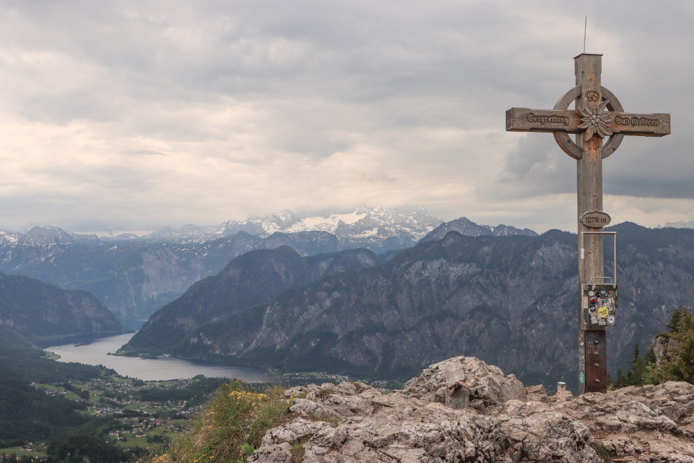 Gipfelkreuz auf dem Predigstuhl mit Hallstätter See