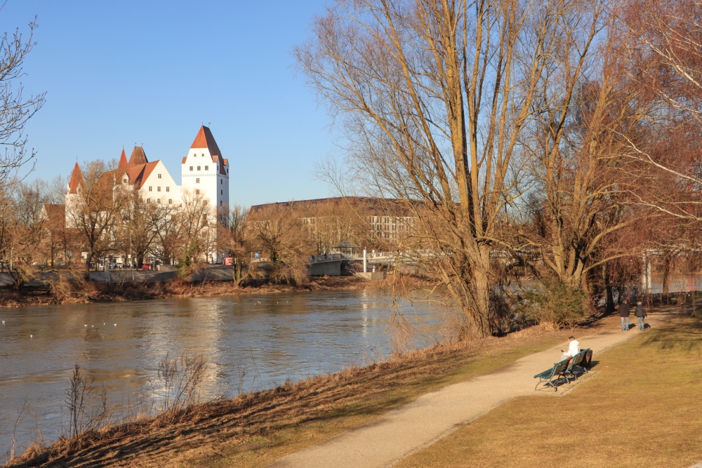 Ingolstadt, Donauufer mit Schloss