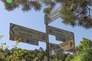 Wegweiser am Edersee