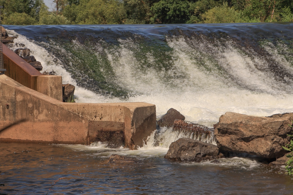 Wehr mit Fischtreppe bei Fritzlar