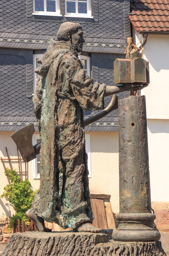 Bonifatius-Denkmal vor dem Dom in Fritzlar