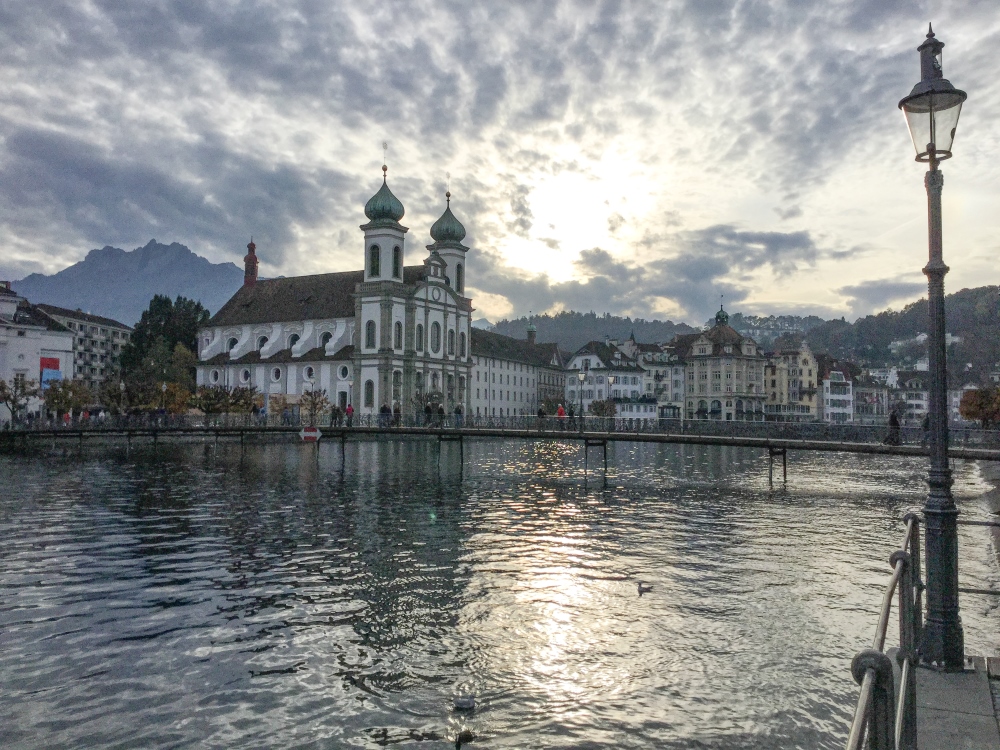 Luzern, Altstadtufer an der Reuss mit Jesuitenkirche