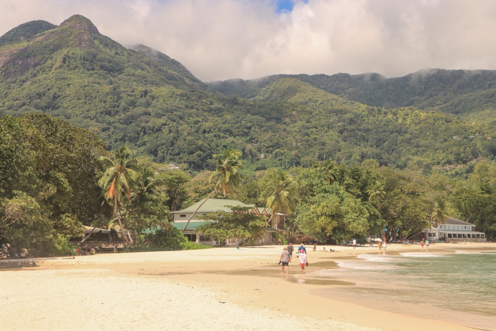 Seychellen; Mahé, Strand von Beau Vallon