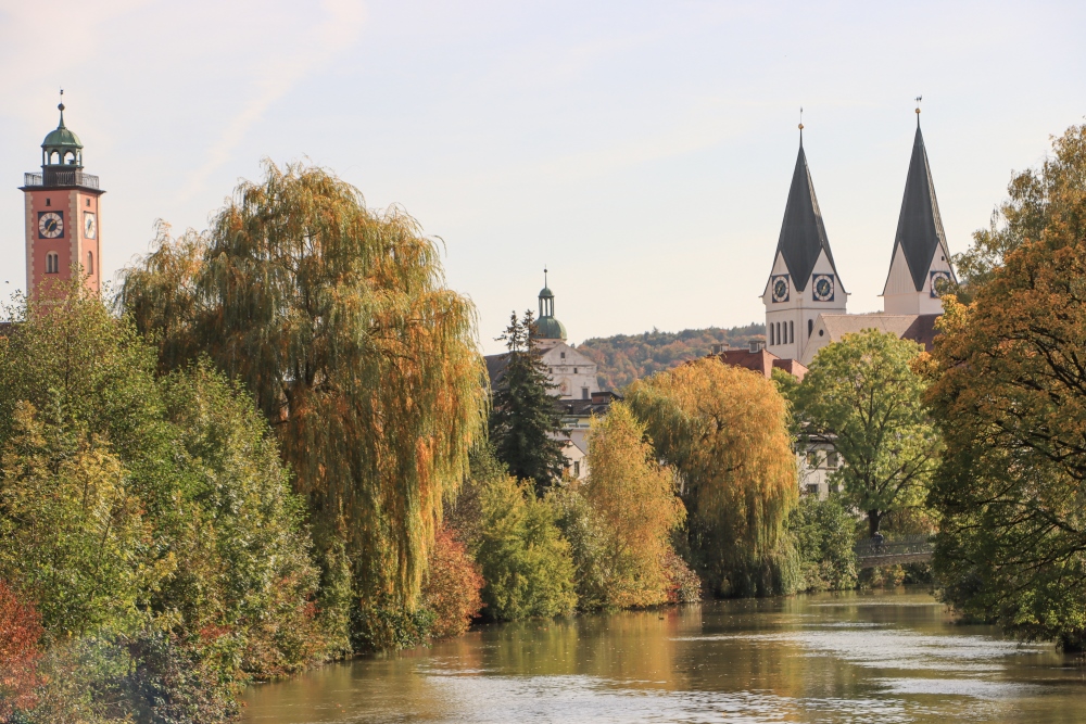 Eichstätt, Altmühlufer mit Rathaus und Dom